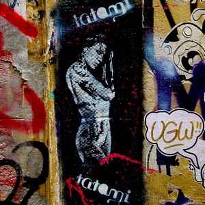 Mur recouivert de graffitis et une femme au pochoir - France  - collection de photos clin d'oeil, catégorie streetart
